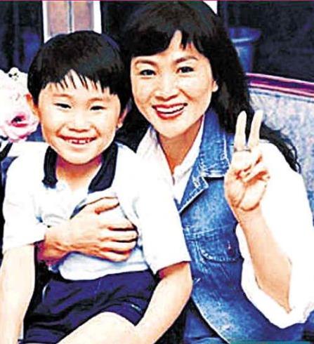  藏了12年，鳳飛飛獨子近照曝光，濃眉大眼很像母親！網友：想起就讓人感慨萬千！