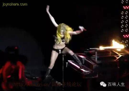 大明星們摔倒【走*光】的瞬間！鐘麗緹張韶涵張柏芝也太不小心了...讓人好緊張！