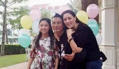 任達華妻女逛街被拍，13歲女兒駝背嚴重，51歲妻子風韻猶在~