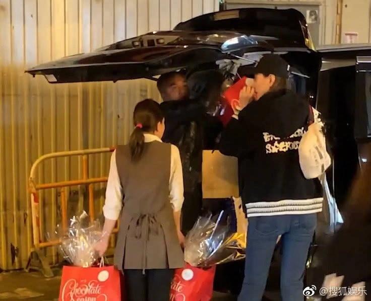 任達華妻女逛街被拍，13歲女兒駝背嚴重，51歲妻子風韻猶在~