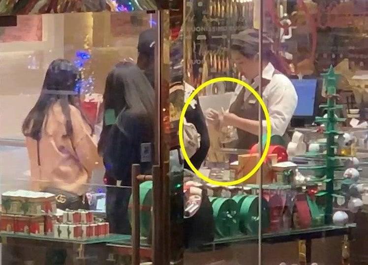 任達華妻女逛街被拍，13歲女兒駝背嚴重，51歲妻子風韻猶在~