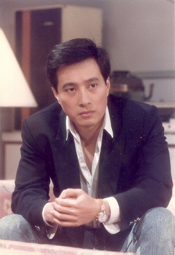 他是昔日台灣第一代偶像劇男主角！淡出螢幕20年驚傳發瘋出家當和尚！媒體找到發現他過這樣生活！