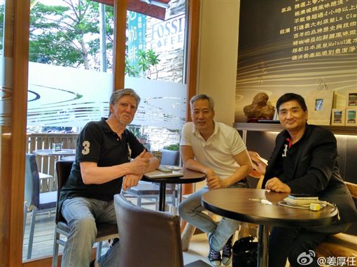 他是昔日台灣第一代偶像劇男主角！淡出螢幕20年驚傳發瘋出家當和尚！媒體找到發現他過這樣生活！