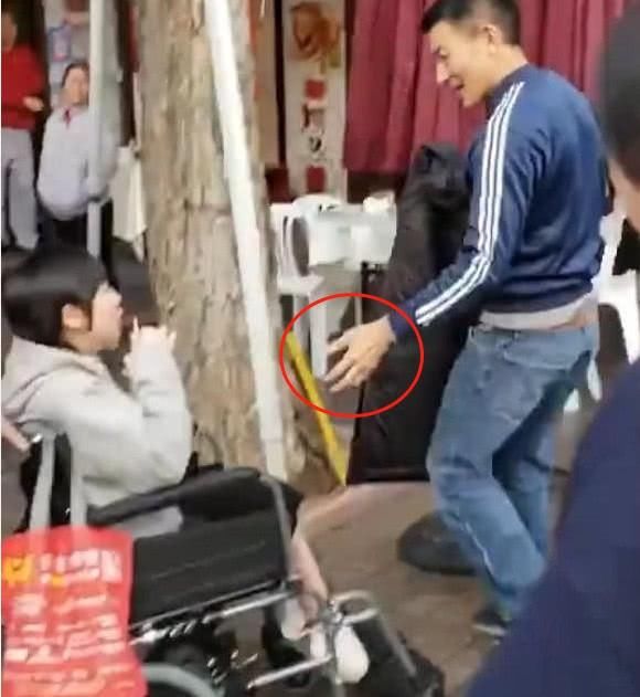劉德華在片場拍戲，遇到一位殘疾粉絲，這個動作太暖心了！