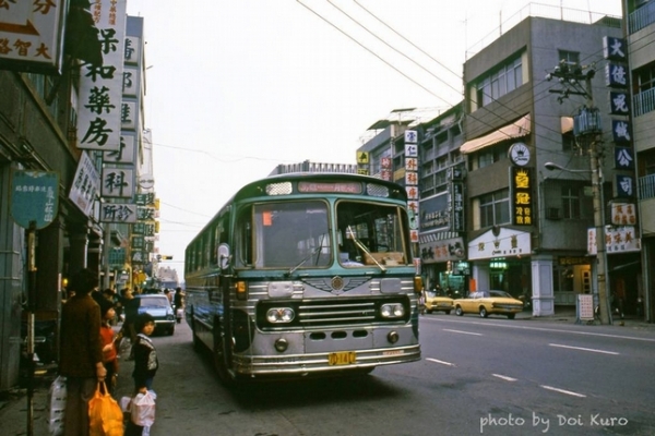 回不去的純樸台灣...「40年前爸媽的年少時代」張張懷舊勾起寶島回憶！網：「都哭了..」