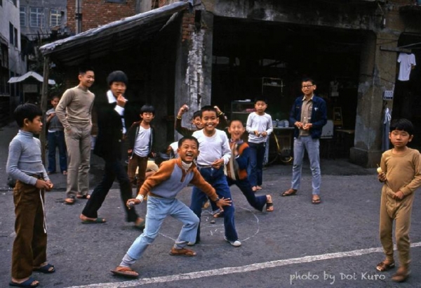 回不去的純樸台灣...「40年前爸媽的年少時代」張張懷舊勾起寶島回憶！網：「都哭了..」