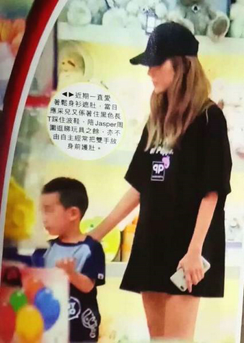 應采兒被拍帶媽媽與Jasper逛母嬰 耐心十足