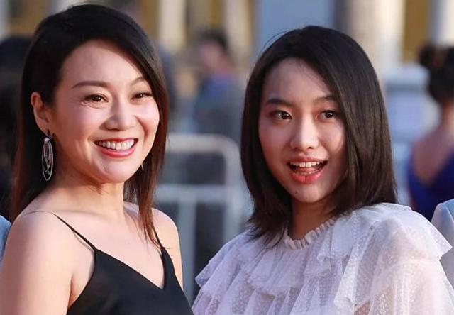 閆妮的20歲女兒，造型百變端莊優雅，即便不施粉黛也很有模特氣質