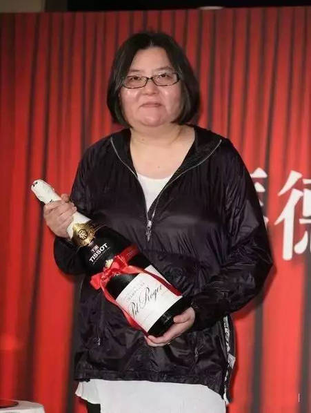 已逝女星陳寶蓮的兒子長大了！當年被寬姐霸氣收養的他，如今竟然主動說要改姓！