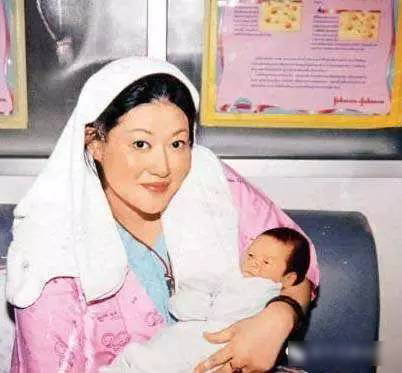 已逝女星陳寶蓮的兒子長大了！當年被寬姐霸氣收養的他，如今竟然主動說要改姓！