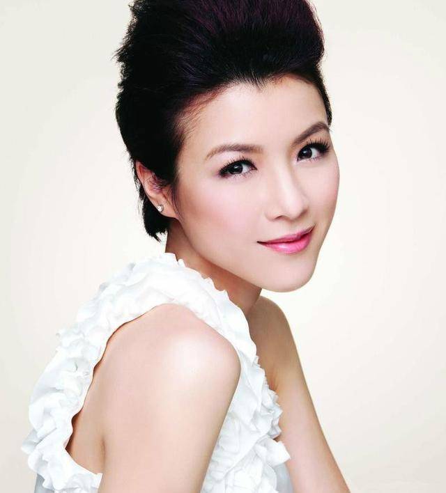 港姐陳茵媺曬一家五口珍貴合照，陳豪帶兒女溫馨出境