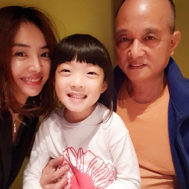 【蔡依林爸爸曝光!】罕見「父女3人」合照，根本是男版JOLIN！網友：蔡爸好年輕~