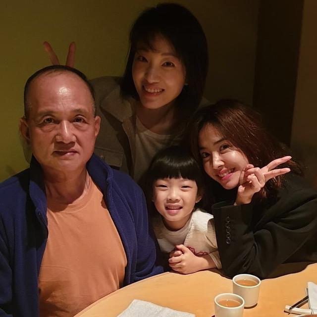 【蔡依林爸爸曝光!】罕見「父女3人」合照，根本是男版JOLIN！網友：蔡爸好年輕~