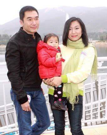 不老男神娶了最丑港姐，結婚十年零緋聞，10歲女兒顏值喜人