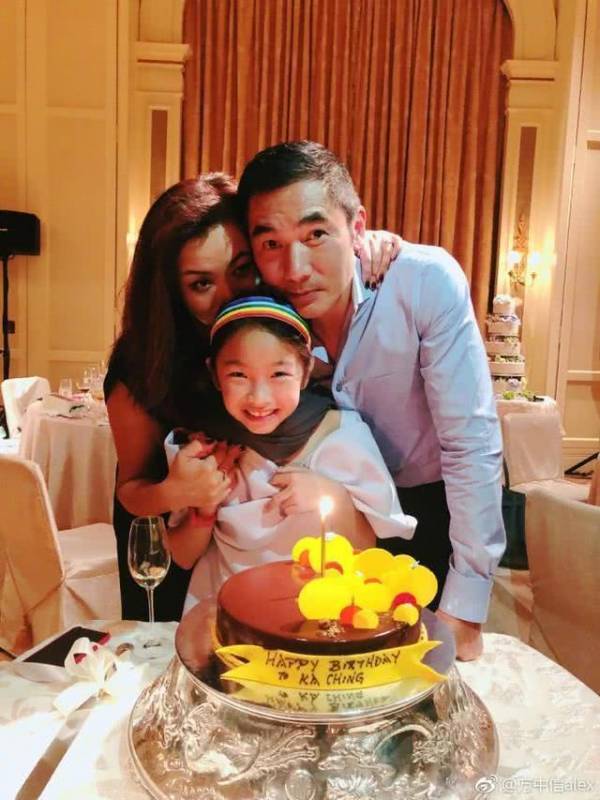 不老男神娶了最丑港姐，結婚十年零緋聞，10歲女兒顏值喜人