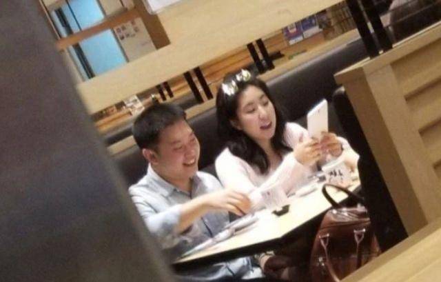 林青霞23歲大女兒與男友逛街，坐擁5億卻打扮的一言難盡!