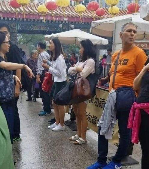 林青霞23歲大女兒與男友逛街，坐擁5億卻打扮的一言難盡!