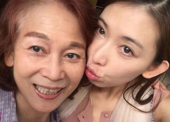 44歲林志玲曬「與母親合照」！看到圖6時，近70歲的林媽媽讓網友炸了：氣質如蘭！