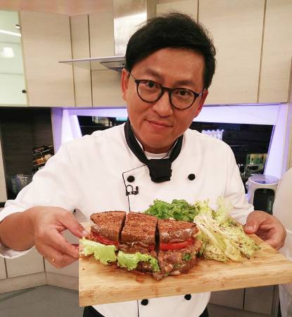 13年交情！詹姆士「餐廳一個月倒三間」急調頭寸，曾國城不金援「突然帶一群人上門」暖哭網友
