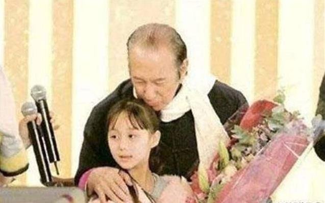 父親78歲才生下她，備受寵愛「18歲擁20億海外豪宅」，真正含金湯匙出生的最美千金！