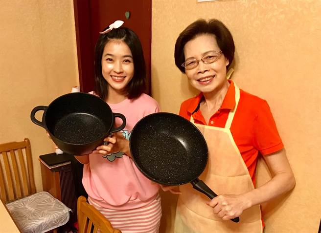 狠拒絕求婚！小嫻笑喊「發出2張好人卡」絕不閃嫁　過年送父母「紅包厚到握不住」連親戚都有份