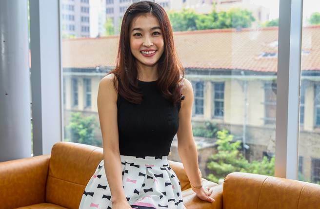 狠拒絕求婚！小嫻笑喊「發出2張好人卡」絕不閃嫁　過年送父母「紅包厚到握不住」連親戚都有份