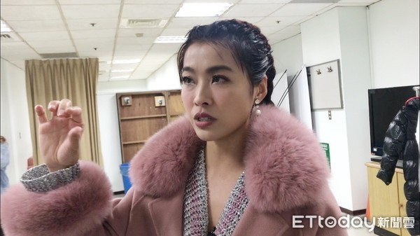 狠拒絕求婚！小嫻笑喊「發出2張好人卡」絕不閃嫁　過年送父母「紅包厚到握不住」連親戚都有份