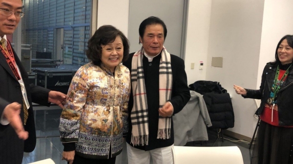 雷洪「中風癱病床」，漂亮「1妻5妾」、8兒女全嚇跑！慘到身邊只有50歲的「她」陪！ 
