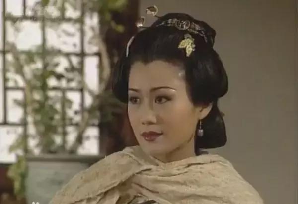 還記得她嗎？她曾是被TVB力捧的古典美人，婚後被曝出軌，如今面部僵硬變網紅？