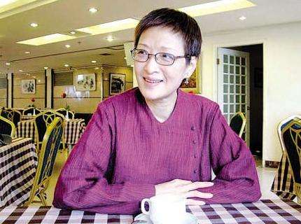 因便秘離婚，被前夫侮辱半輩子，患上抑鬱症，如今64歲堅持不婚！