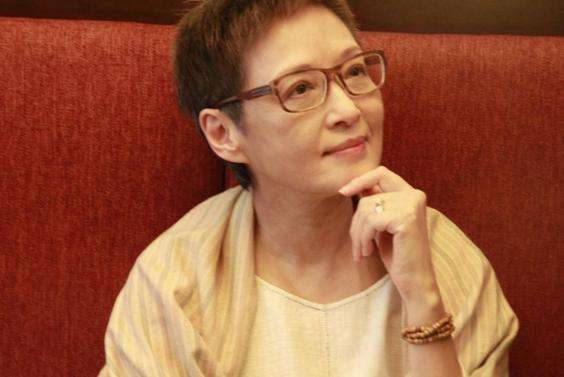 因便秘離婚，被前夫侮辱半輩子，患上抑鬱症，如今64歲堅持不婚！