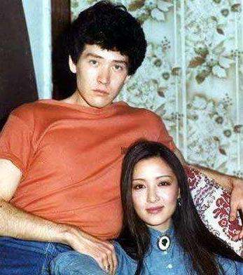 因便秘離婚，被前夫侮辱半輩子，患上抑鬱症，如今64歲堅持不婚！