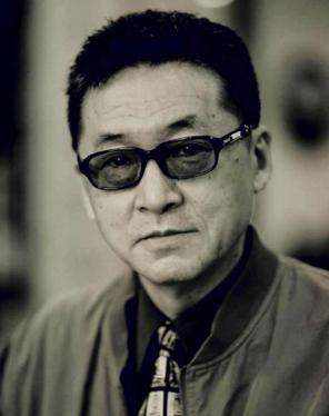 因便秘離婚，被前夫侮辱半輩子，患上抑鬱症，如今64歲堅持不婚！