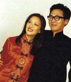 因便秘離婚，被前夫侮辱半輩子，患上抑鬱症，如今64歲堅持不婚！