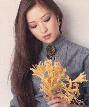因便秘離婚，被前夫侮辱半輩子，患上抑鬱症，如今64歲堅持不婚！