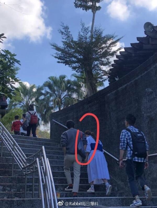 Selina爆出新戀情？！二人「約會照」曝光，神秘男緊靠身邊「甜蜜舉動」閃瞎旁人！ 