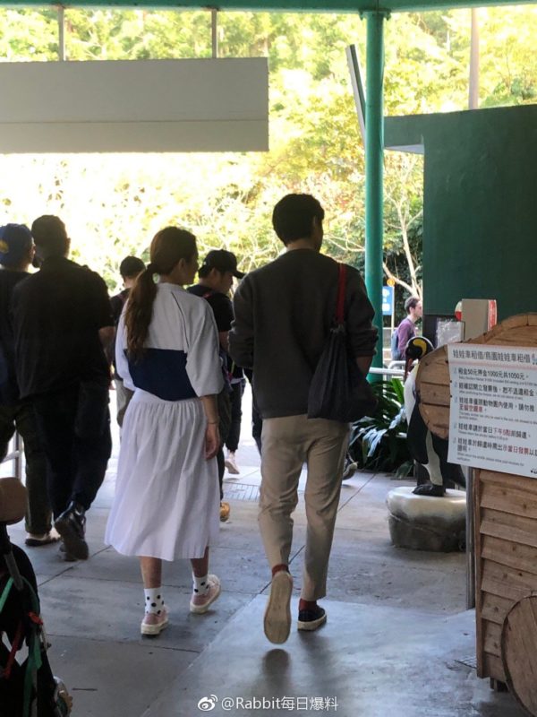 Selina爆出新戀情？！二人「約會照」曝光，神秘男緊靠身邊「甜蜜舉動」閃瞎旁人！ 