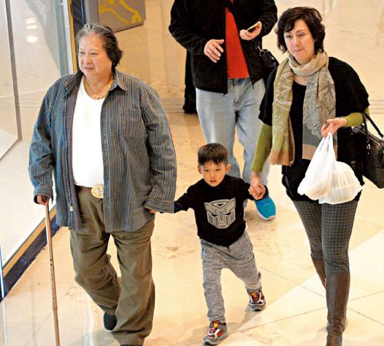 時間能把渣男變傳奇？洪金寶大方承認緋聞藏得好，感激老婆24年婚姻全靠忍…