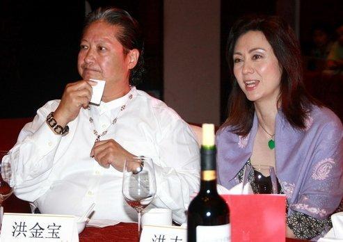 時間能把渣男變傳奇？洪金寶大方承認緋聞藏得好，感激老婆24年婚姻全靠忍…