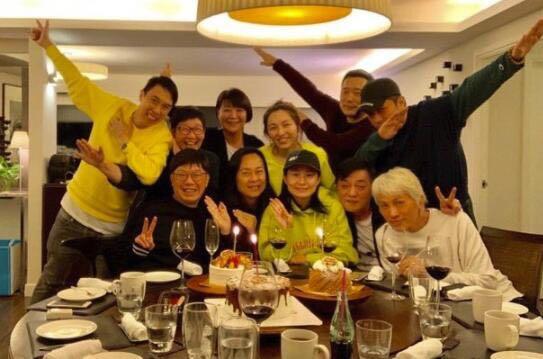 46歲古巨基為51歲老婆慶生，陳韻晴素顏出鏡在老公的寵溺下像個少女~