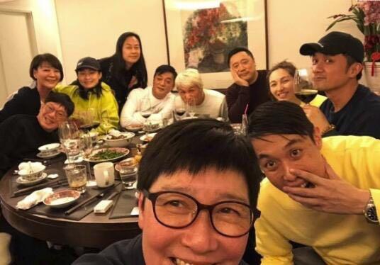46歲古巨基為51歲老婆慶生，陳韻晴素顏出鏡在老公的寵溺下像個少女~