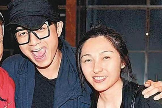 46歲古巨基為51歲老婆慶生，陳韻晴素顏出鏡在老公的寵溺下像個少女~