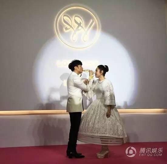 46歲古巨基為51歲老婆慶生，陳韻晴素顏出鏡在老公的寵溺下像個少女~