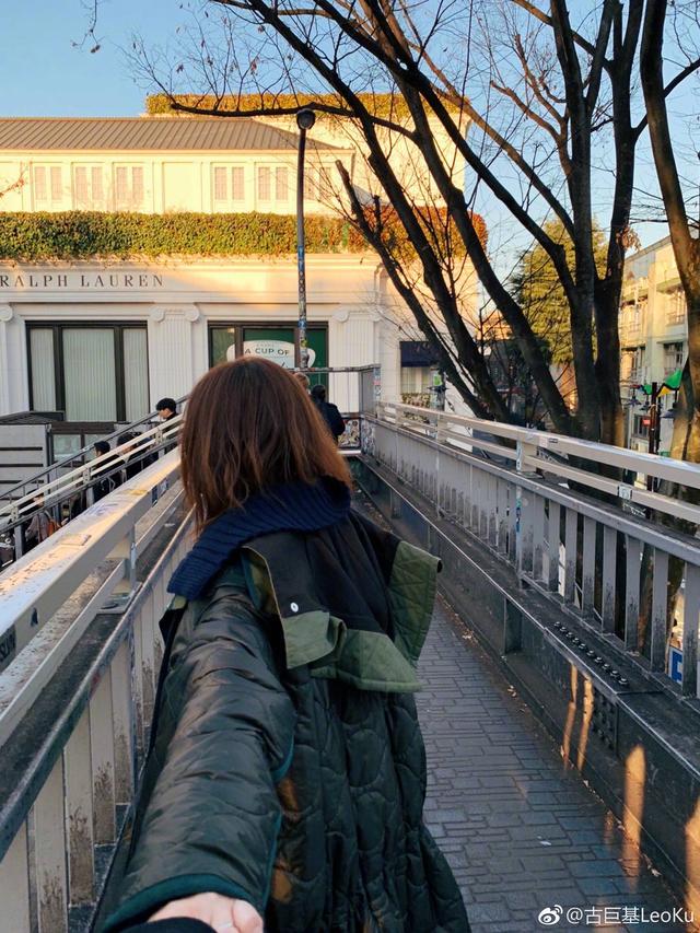 46歲古巨基為51歲老婆慶生，陳韻晴素顏出鏡在老公的寵溺下像個少女~