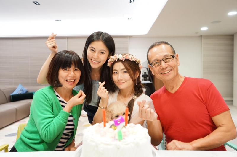 單身3年終開花！Selina被直擊「約會高帥男」甜依偎放閃，男方暖心提包「把她寵成小公主」❤