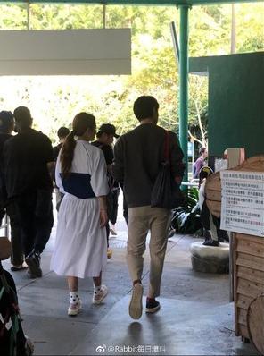單身3年終開花！Selina被直擊「約會高帥男」甜依偎放閃，男方暖心提包「把她寵成小公主」❤