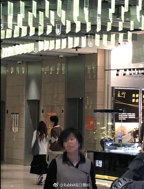 單身3年終開花！Selina被直擊「約會高帥男」甜依偎放閃　男方暖心提包「把她寵成小公主」❤