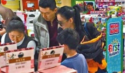 爆借種轉運！張柏芝「第三胎名字曝光」引熱議，兒子出生登記「父親欄讓大家傻眼」！