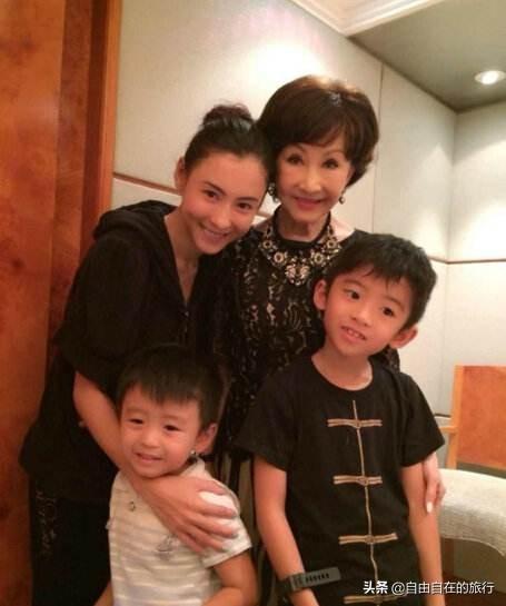 張柏芝12歲兒子近照曝光，濃眉大眼像漫畫裡的王子，基因太強大