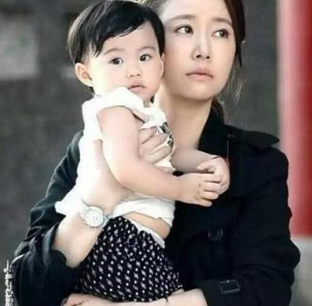 林心如帶女兒出行，簡直就是翻版霍建華，網友：太像了吧